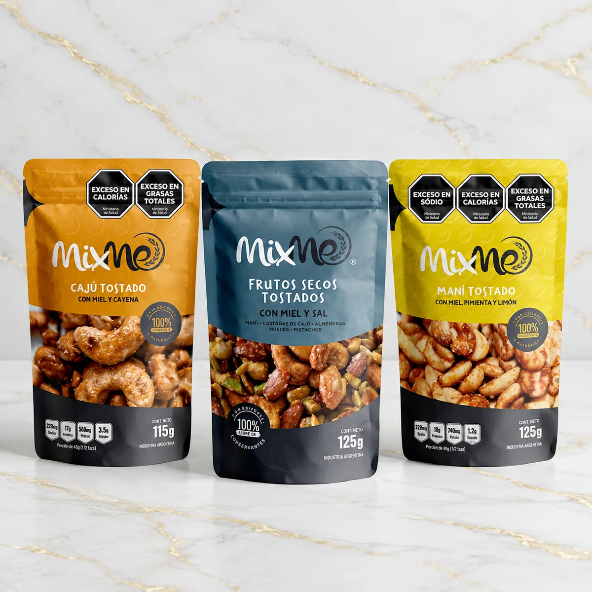 Tres envases MixMe: cajú tostado con miel y cayena, frutos secos tostados con miel y sal, y maní tostado con miel, pimienta y limón.